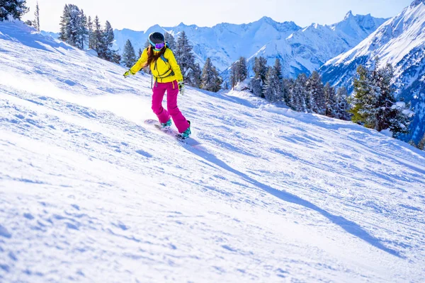 Foto de la deportista en el casco de snowboard en el resort de invierno . —  Fotos de Stock