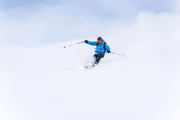 Immagine di uomo sportivo con barba da sci — Foto Stock