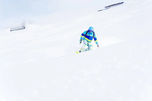 Male snowboarder rolling on hillside in afternoon. — Stock Photo, Image