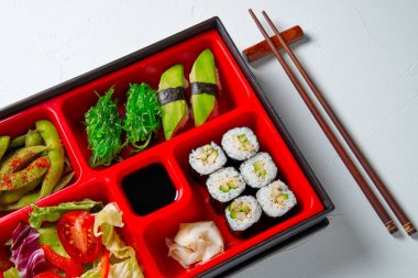 Japon usulü Bento kutusu ve çeşitli vejetaryen sağlıklı yiyecekler.