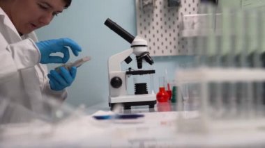 Laboratuvarda çalışan bir bilim adamı. Bilim, biyoteknoloji, sağlık ve kimya konsepti.