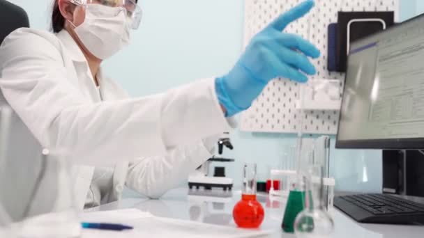 Vědec pracující v laboratoři. Věda, biotechnologie, zdravotnictví a chemie koncepce. — Stock video