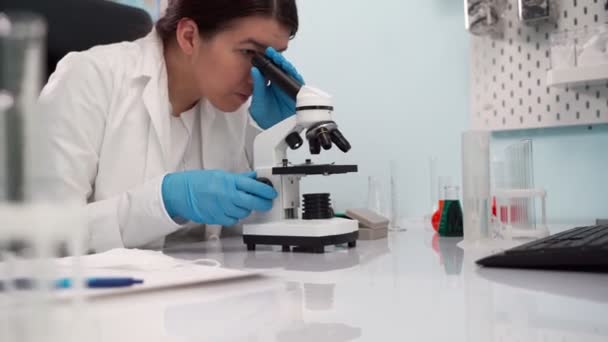 研究室で働いてる科学者。科学、バイオテクノロジー、医療、化学の概念. — ストック動画
