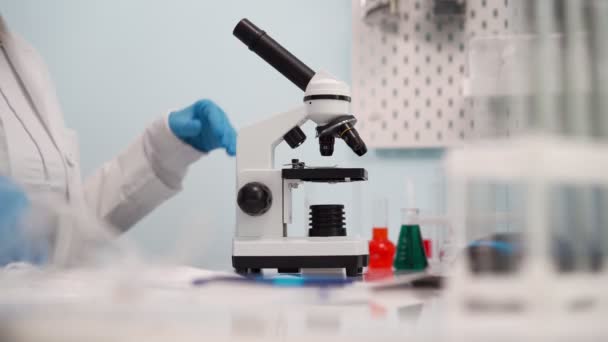 A tudós a laborban dolgozik. Tudomány, biotechnológia, egészségügy és kémia. — Stock videók
