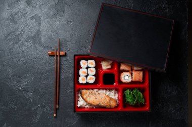 Japon Bento beslenme çantası ve yemek çubukları.