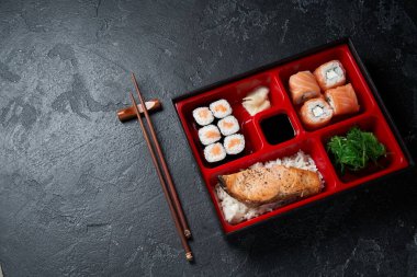 Japon Bento beslenme çantası ve yemek çubukları.