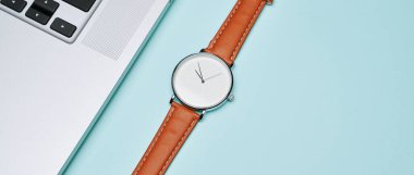 Kol saati, dizüstü bilgisayar boş mavi arkaplan, üst görünüm