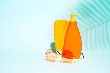 Losyon için etiketsiz turuncu kaplar, kırmızı gözlük