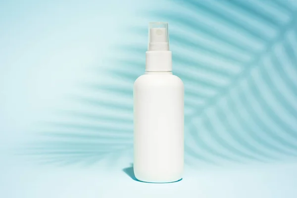 Contenitore bianco senza etichetta per spray su fondo blu — Foto Stock