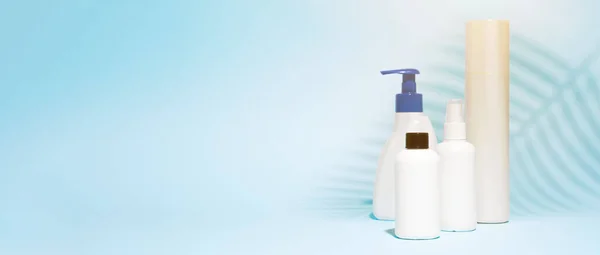 Flera behållare för spray, flytande tvål på ren blå bakgrund — Stockfoto
