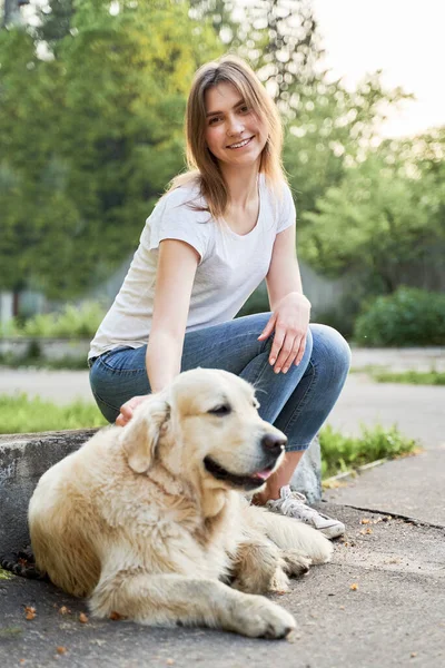 Szczęśliwa kobieta na spacerze z labrador w lecie — Zdjęcie stockowe