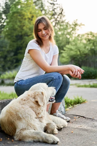 Kot pantolonlu neşeli kadın yazın av köpeğiyle yürüyüşe çıkıyor. — Stok fotoğraf