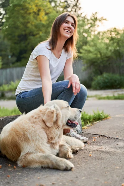 Gülümseyen kız yazın av köpeğiyle yürüyüşe çıkıyor. — Stok fotoğraf