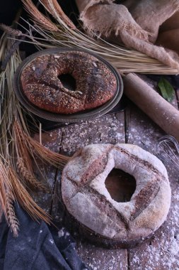 Norveç Ruis ekmek un vintage mutfak rustik kesme tahtası üzerine serpilir ve tohum ile tablo üstten görünüm.