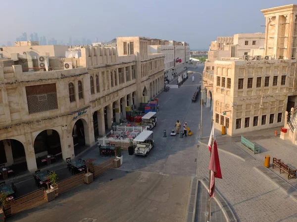Doha, Katar - 10 Eylül 2018: Souq Caddesi Souq Waqif mahalle, restore edilmiş tarihi bölgesi mükemmel örnekleri ile otantik konut ve ticaret binaları, Doha, Katar.