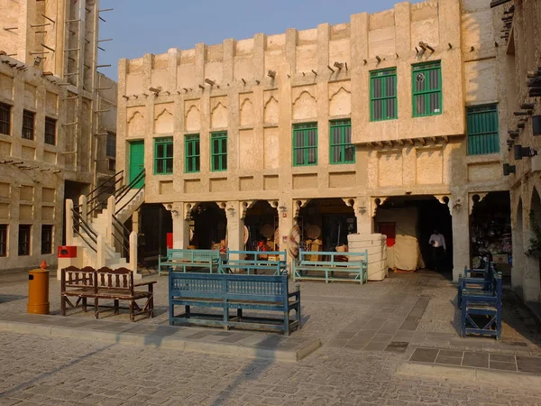 Doha, Katar - 10 Eylül 2018: Souq sokak Souq Waqif mahallede, otantik ticaret binaları, Doha, Katar mükemmel örnekleri ile restore edilmiş tarihi bölgesi.