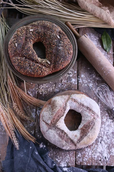 Norveç Ruis ekmek un vintage mutfak rustik kesme tahtası üzerine serpilir ve tohum ile tablo üstten görünüm.