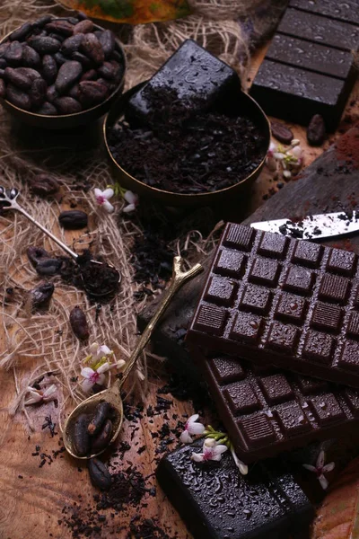 Antika ahşap zemin üzerine koyu çikolata bar.