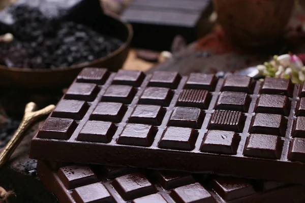 Barres Chocolat Noir Sur Fond Bois — Photo