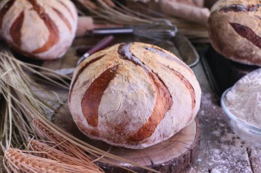 Eski rustik mutfak masasında taze Artisan Sour Hamur Ekmek.