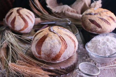 Taze esnaf Sour Hamur Ekmek eski mutfak masasında.