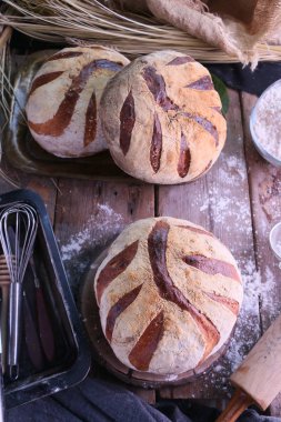 Taze esnaf Sour Hamur Ekmek eski mutfak masasında.