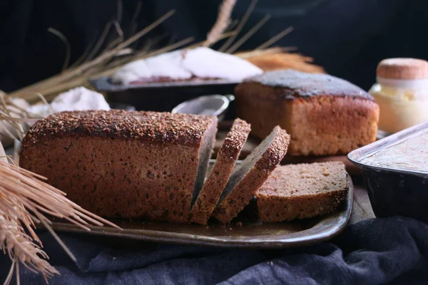 Rustik Ahşap mutfak masasında tohumları ekmek dilimlenmiş çavdar ekmeği.