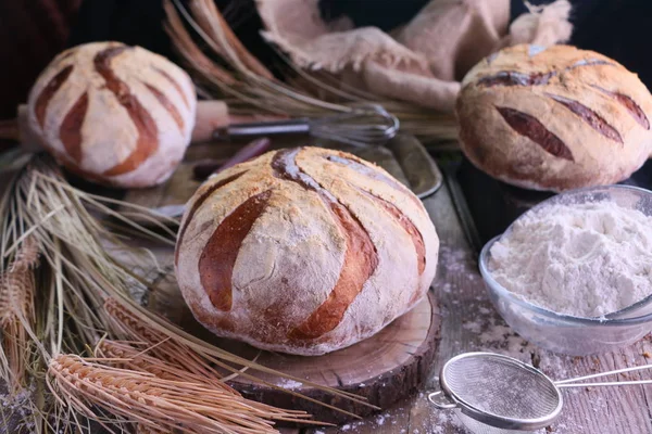 Taze esnaf Sour Hamur Ekmek eski mutfak masasında.