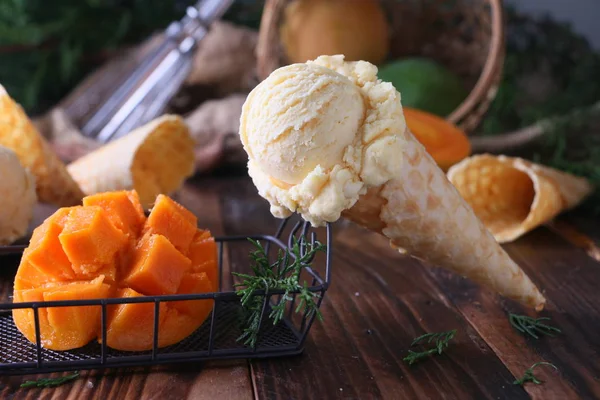 Mango Dondurma ve mango meyve ahşap tablo.