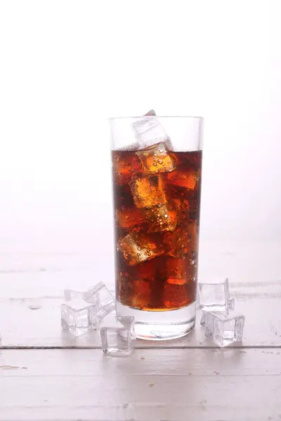 Bir bardak buzlu kola.