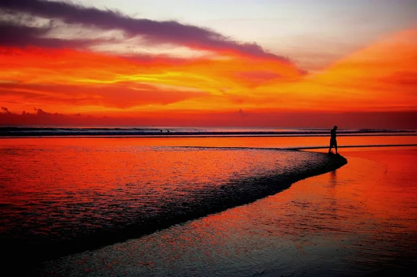 Lone Man Beach Sunset Double Six Beach Bali Indonésia — Fotografia de Stock