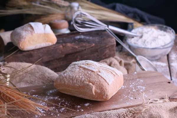 Pane pita su tavola di legno — Foto Stock