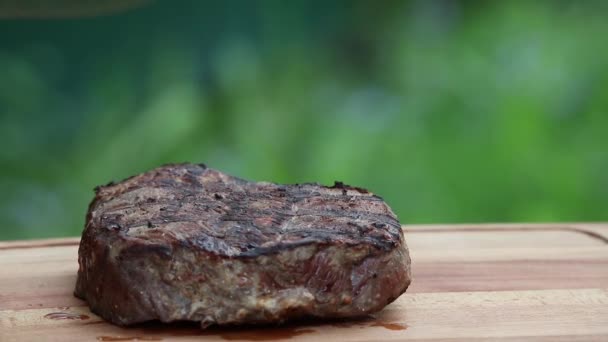 Šťavnaté Horký Hovězí Steak Nabral Grilu Řez Dřevěném Prkénku Před — Stock video