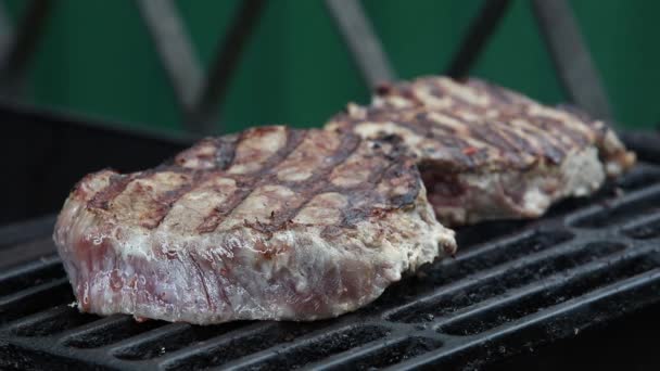 Twee Rundvlees Steaks Worden Gegrild Een Grill Gietijzer — Stockvideo