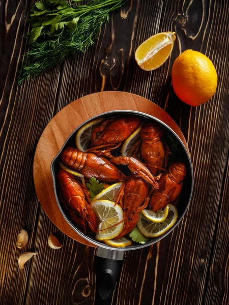 Una Sartén Con Cangrejos Río Cocidos Encuentra Sobre Una Mesa — Foto de Stock