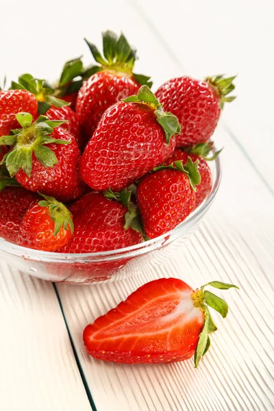 Una Fotografia Del Giardino Maturo Fragola Una Ciotola Vetro Che Fotografia Stock