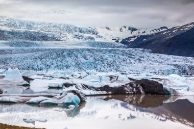 Buzlar su yüzeyinde buz Lagoon, ıslandı.