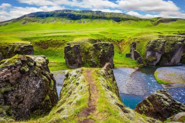 Buzul su akan arasında uçurumlar, Fyadrarglyufur, İzlanda ile hızlı Nehri.