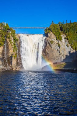 Muhteşem gökkuşağı Falls sıçramalarına, Quebec, Kanada'da Montmorency Falls Park oyun.