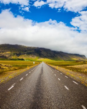 Rhyolitic dağlar, İzlanda kar arasında boş yol kaplı
