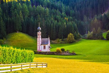 Ünlü kilise St. Mary Magdalene ve çan kulesi bir dağ vadi, Tyrol, İtalya.
