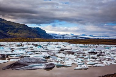 Yaz aylarında İzlanda, buzlar buzul Vatnajokull çözdürülen kar tarafından kurulan parçalanmak ile soğuk göl. 