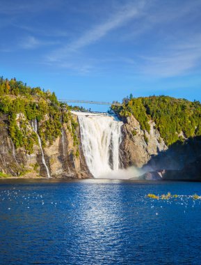 Muhteşem gökkuşağı Falls sıçramalarına, Quebec, Kanada'da Montmorency Falls Park oyun.