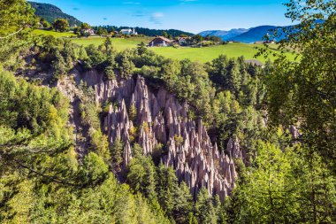 Renons ayağı güneş doğarken, İtalyan Tirol toprak. 