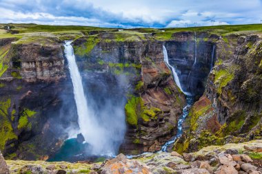 Karmaşık bir Haifoss yüksek şelaleler tehlikeli tundra Kanyon, İzlanda.