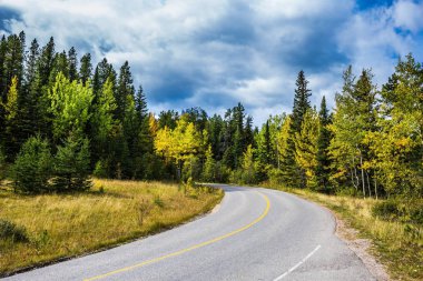 Kusursuz fırtına günbatımı Rocky Dağları üzerinde.