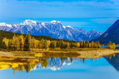 Sıcak Eylül Kanada dağlarında.