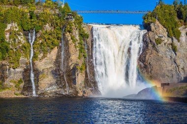 Muhteşem gökkuşağı Falls sıçramalarına, Quebec, Kanada'da Montmorency Falls Park oyun.