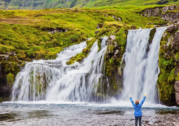 Vue Arrière Femme Levant Les Mains Devant Cascade Kirkjoufellfoss Islande — Photo