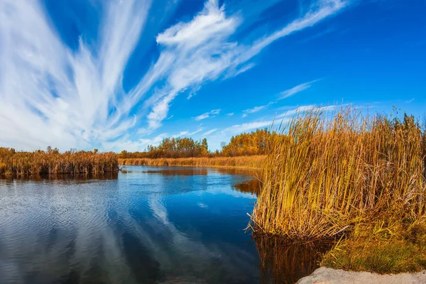 Sirrusskyer Som Reflekterer Winnipeg River Old Pinawa Dam Park Canada – stockfoto